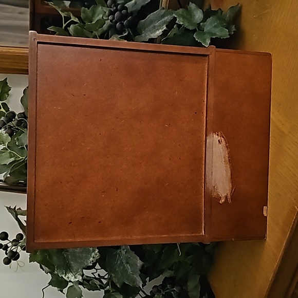 Vintage Jewelry chest in excellent used condition. - Picture 7 of 9